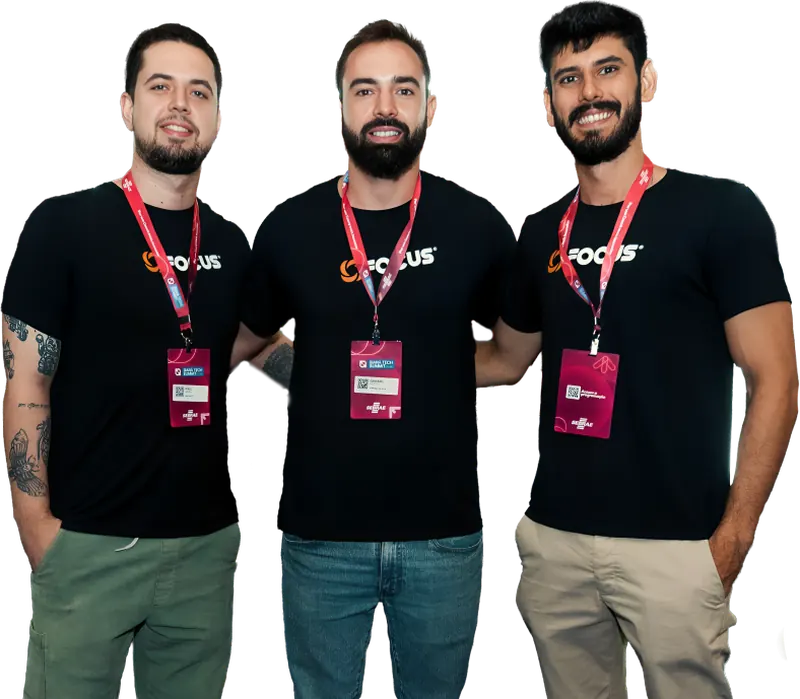 Equipe de uma startup expositora no Siará Tech Summit, com credenciais do evento