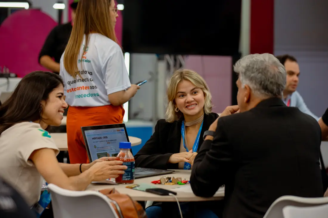 Empresárias e investidores conversando em uma rodada de negócios do evento