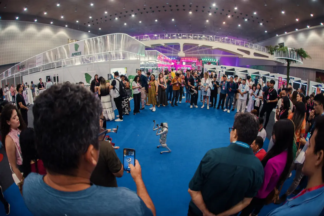Público reunido diante do palco principal durante o Siará Tech Summit
