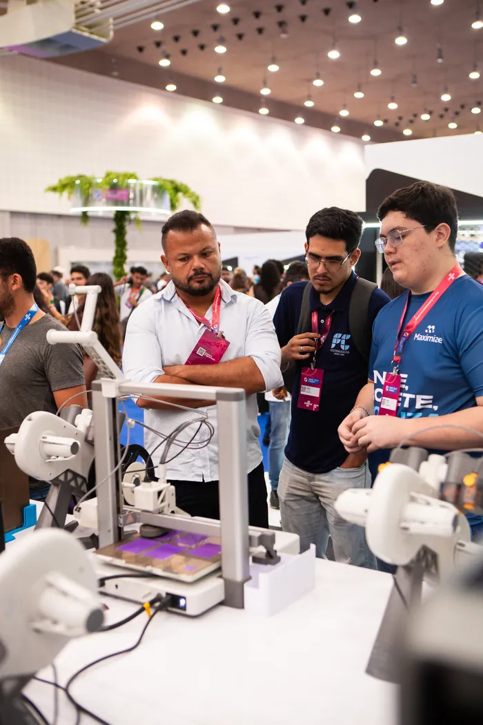 Visitantes conhecendo a solução de uma startup expositora